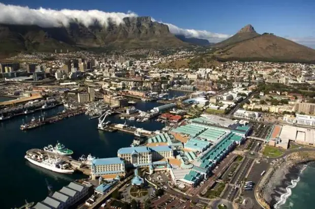 Кейптаун расположен на полуострове у мыса Доброй Надежды, возле подножия горы Тэйбл-Маунтин.