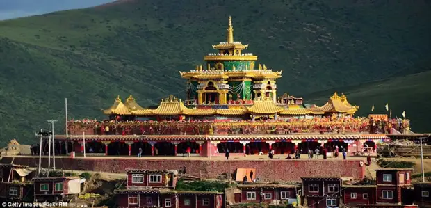 Крупнейшая буддийская академия в мире: для 40000 монахов TV под запретом, но айфоны разрешены