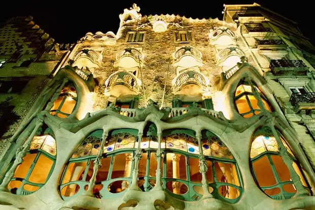Жутковатый и такой прекрасный: «Дом Костей» в Барселоне