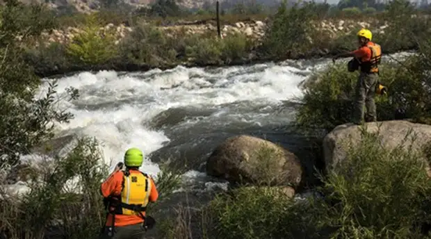 Река Керн Калифорнийская река привлекает множество любителей пощекотать себе нервы. Многие так и остаются на дне этого коварного водоема. В 2014 году группа из 9 мальчишек в сопровождении трех взрослых утонула здесь, в 2017 река забрала восьмерых.