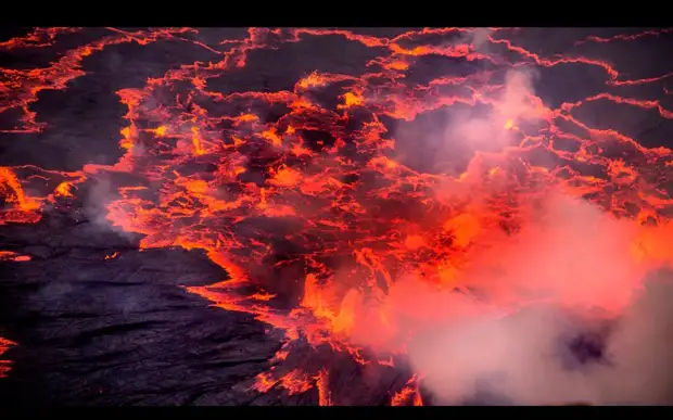 Лавовое озеро в кратере действующего вулкана