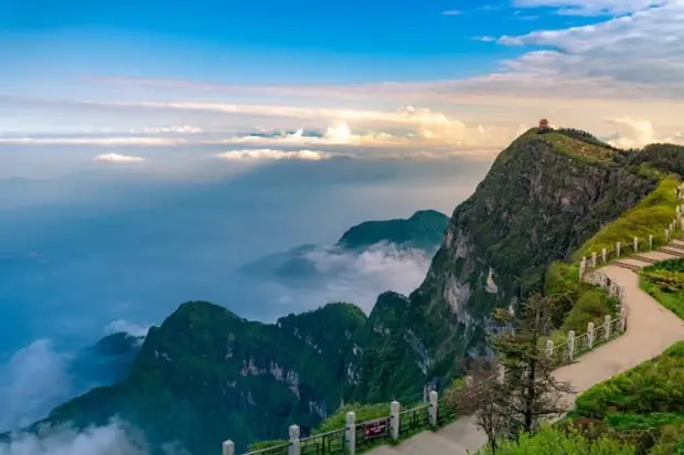 Живописные склоны горы Эмэйшань в Южной Сычуани (Китай). | Фото: mymodernmet.com.