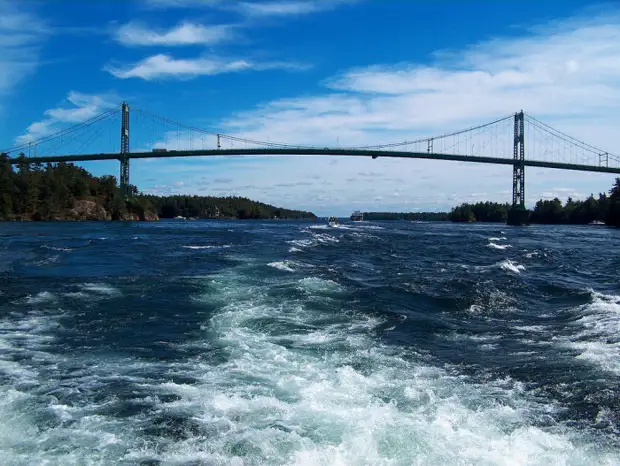 Международный мост «Тысячи островов» проходит через несколько островов архипелага и соединяет две страны. | Фото: montrealex.livejournal.com.