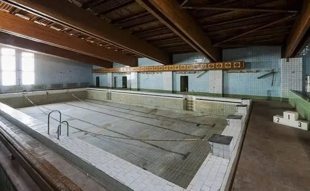 Самый северный в мире бассейн был построен в советском шахтерском поселке Пирамида (Архипелаг Шпицберген).