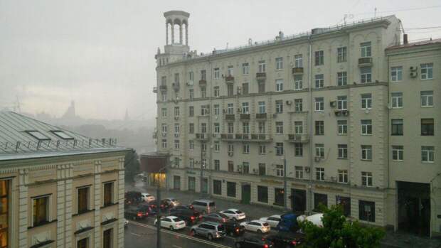 Ливни с грозой и градом обрушатся на Москву в воскресенье