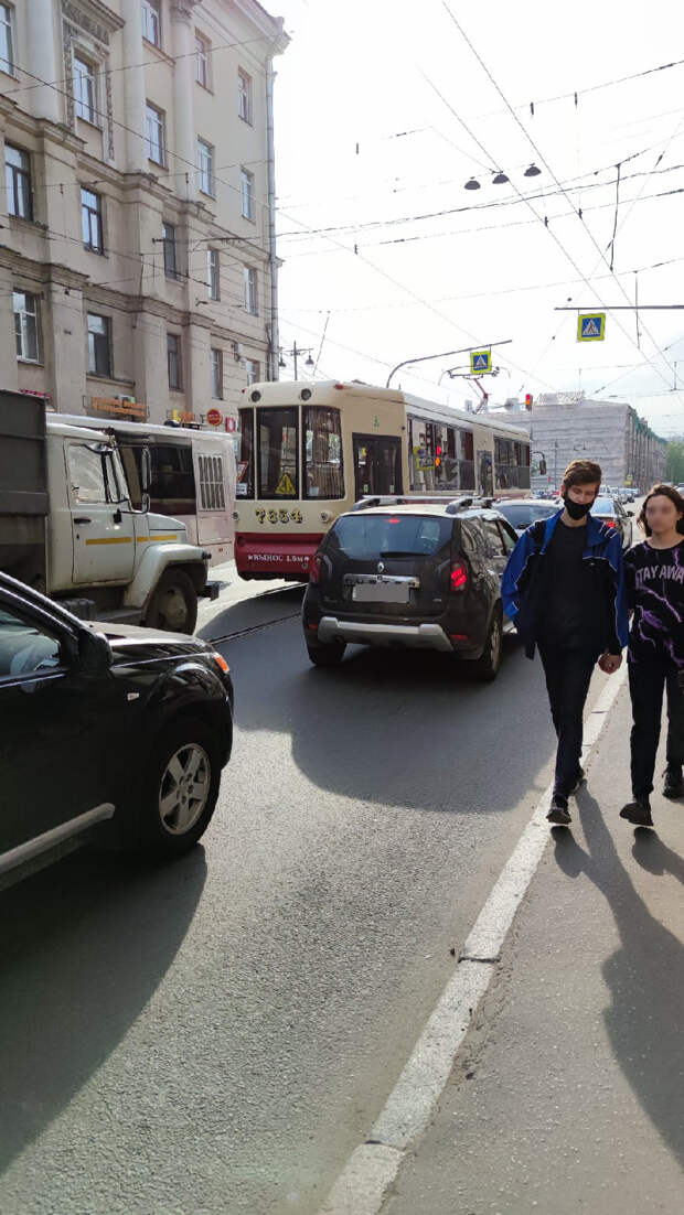 Авария на сетях на время остановила движение трамваев и троллейбусов у Финляндского вокзала в Петербурге
