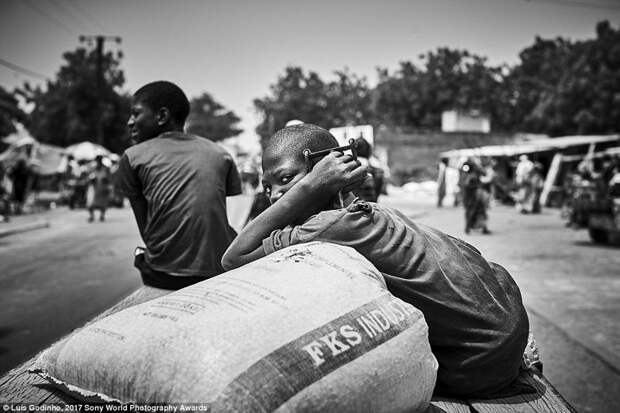 Мальчик охраняет мешок с мукой, Сенегал в мире, дети, жизнь