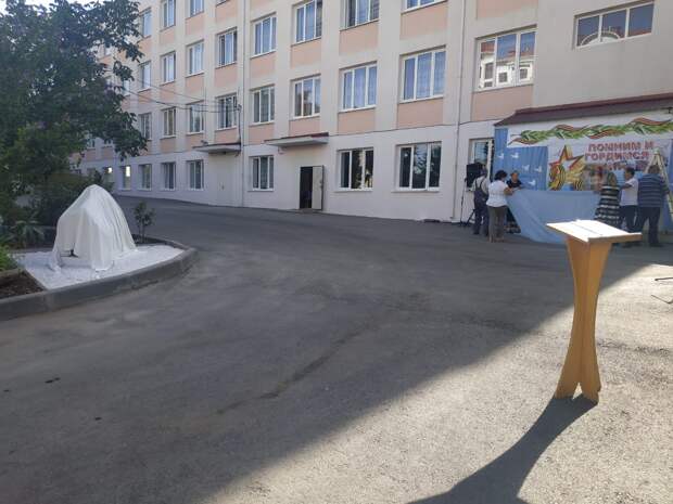 В Симферополе установили памятный знак в честь 214 воспитанников детдома, зверски убитых нацистами