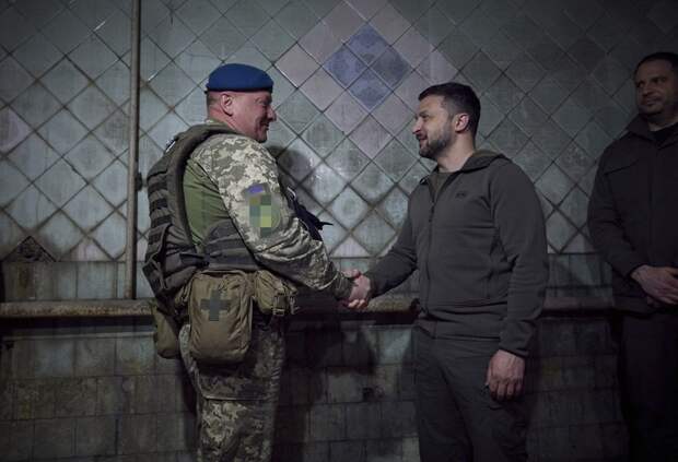 Президент Украины Владимир Зеленский снял с должности командующего объединенными силами ВСУ генерал-лейтенанта Юрия Содоля. Что известно об этой отставке и в чем обвинили украинского офицера?-3