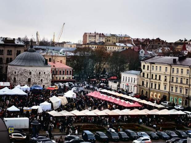 Вместо кривых физиономий героев следующего сюжета. Выборг. Праздник День кренделя.