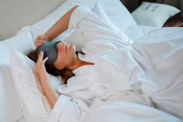 Невролог Панков: напряжение мышц лица и белый шум могут помочь быстро уснуть