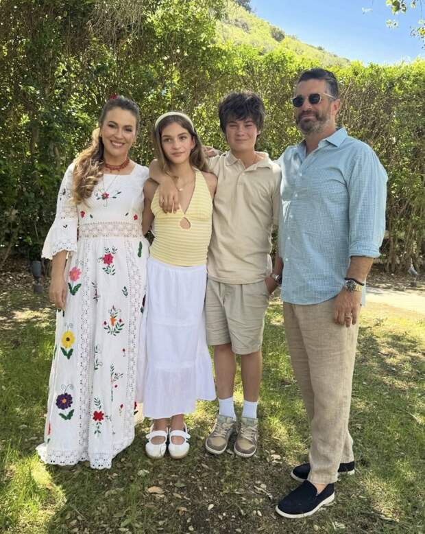 Звезда «Зачарованных» Алисса Милано показала редкое семейное фото с мужем и детьми