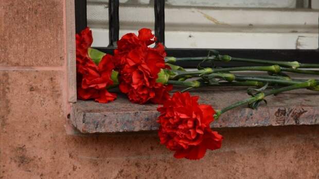 Люди несут цветы на место гибели Дарьи Дугиной в Подмосковье