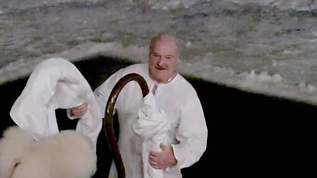 Александр Лукашенко принял участие в традиционном крещенском купании в проруби