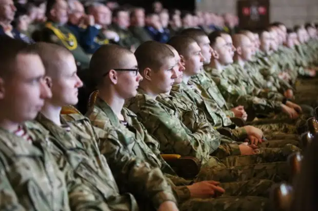 Концерт образцово-показательного оркестра и ансамбля песни и танца внутренних войск МВД прошел в Бобруйске.