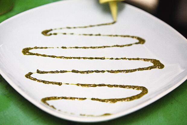 При подаче на стол декорировать тарелку соусом «песто».