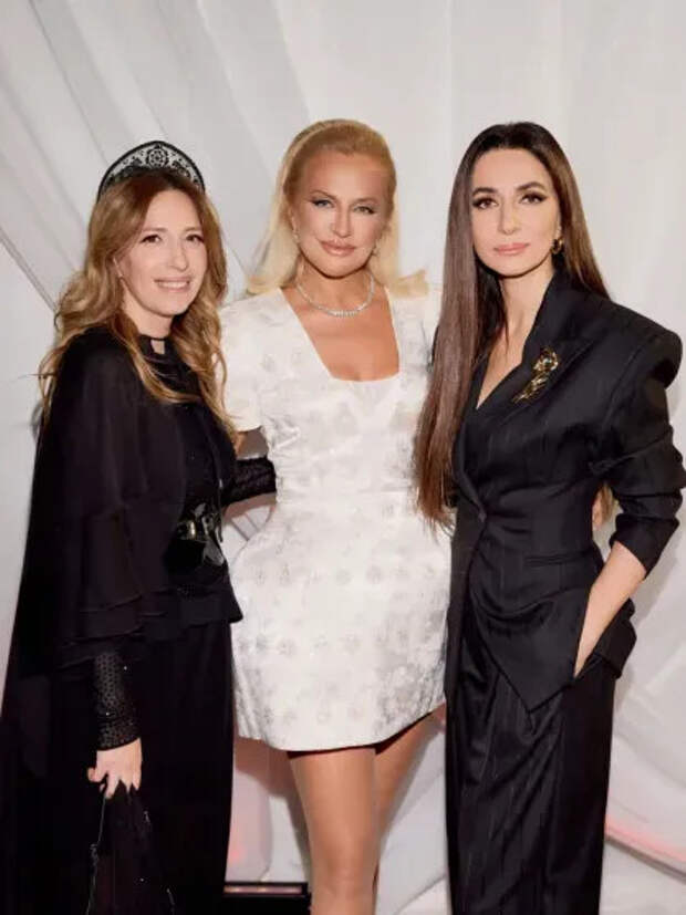 Певица Artsvik, Виктория Шелягова, Зара