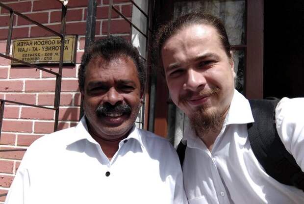 Александр со вторым адвокатом-тамильцем