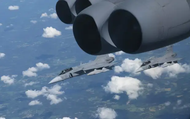 «Бряцание оружием»: посольство РФ назвало провокацией использование США бомбардировщика B-52 в ходе учений НАТО