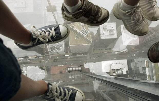 Стеклянный балкон в чикагском небоскребе Sears Tower Стеклянный балкон в чикагском небоскребе Sears Tower