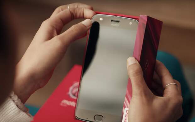 Motorola сняла продолжение рекламного ролика Samsung о недостатках смартфонов Apple Motorola, apple, реклама, ролик, самсунг, смартфон