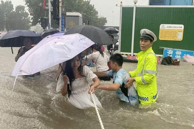 В результате наводнения в КНР погибли 33 человека