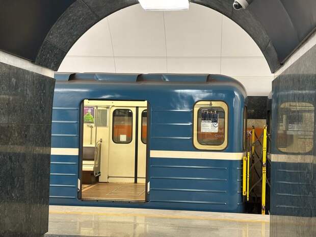 Стикеры фонда соцстрахования расклеят в метро Петербурга за 4 млн