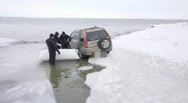 Очевидец спас мужчину после провала автомобиля под лед в Топаре