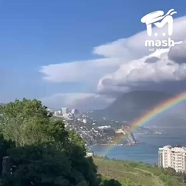 Ялта словила красивенную радугу после дождя