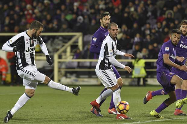 Juventus' Argentinian forward Gonzalo Gerardo Higuain (L) shoots to score during the Italian Serie A football match between Fiorentina and Juventus at Artemio Franchi Stadium in Florence on January 15, 2017.