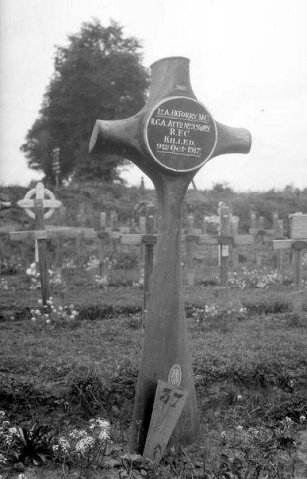 Могила лётчика. Крест вырезан из пропеллера. Первая мировая, 1917 г. история, ретро, фото