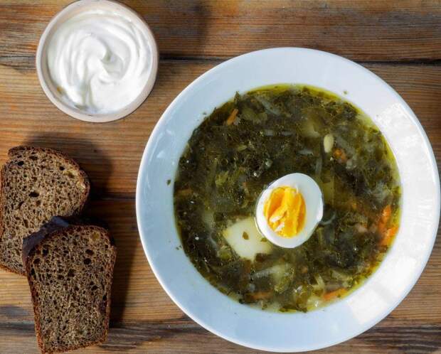Салат, суп и пирог: готовим вкусные сезонные блюда со щавелем
