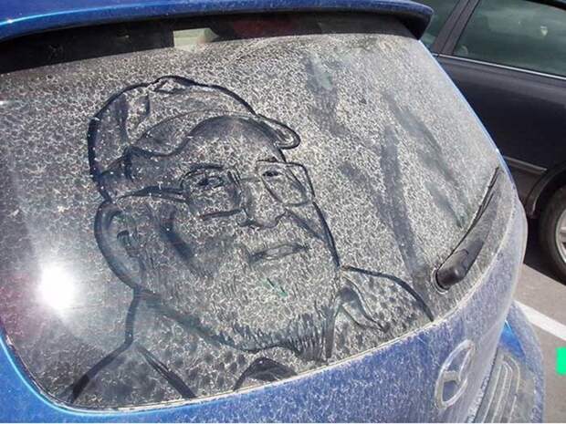 Пыльная работа: художник пишет крутые картины на грязных стеклах машин