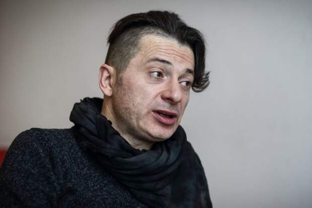 Крепкая мужская любовь: Вадим Самойлов озвучил новую версию распада «Агаты Кристи»