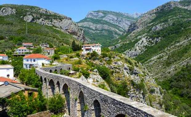 На фото: акведук в историческом поселении, Старый Бар, Черногория.