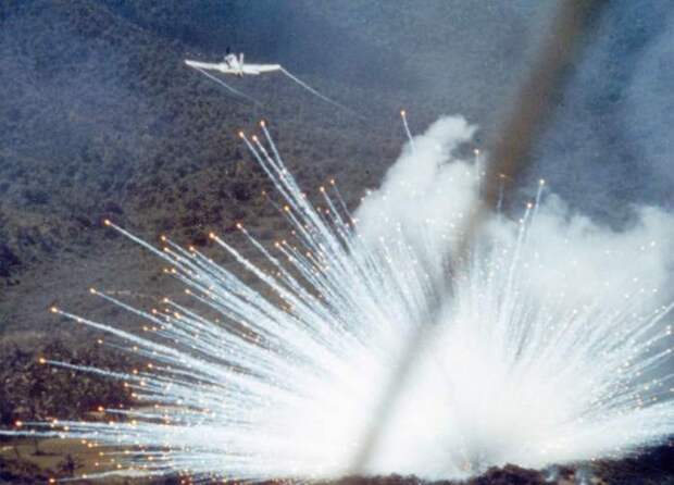 Американский штурмовик Douglas A-1 Skyraider сбрасывает бомбы, начиненные белым фосфором, на позиции войск Северного Вьетнама в долине Йа-Дранг, неподалёку от посадочной зоны «X-Ray», 15 ноября 1965 года. 