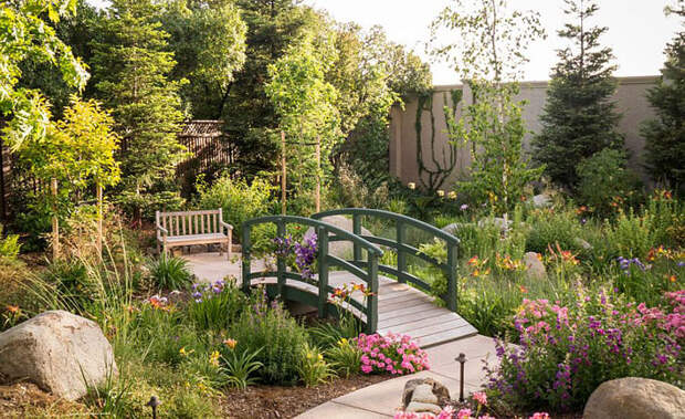 Сад с мостиком в французском стиле