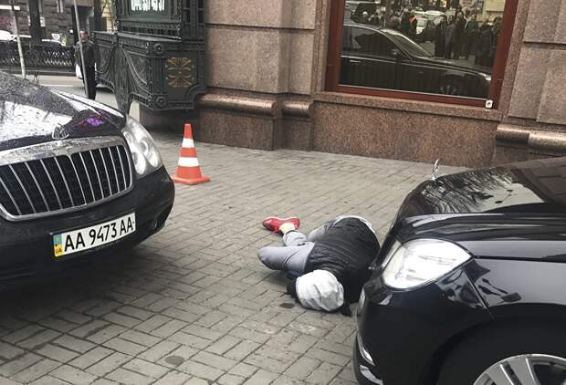Тело мужчины возле места убийства бывшего депутата Госдумы России Дениса Вороненкова в Киеве, Украина. 23 марта 2017