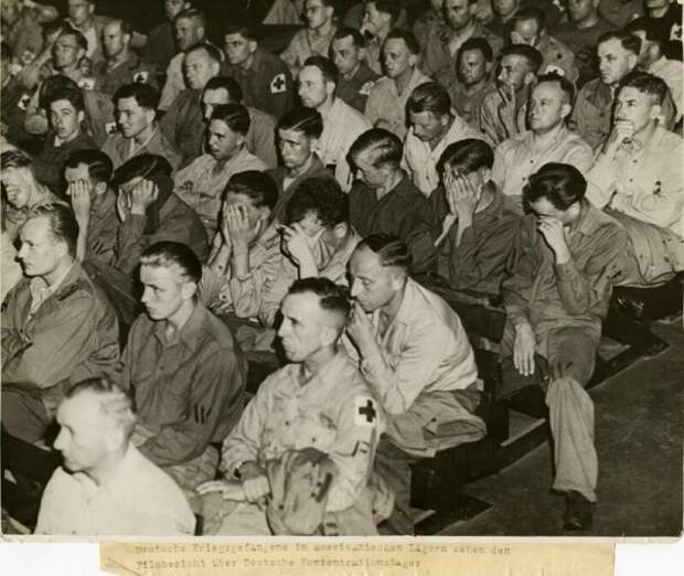Немецкие военнопленные смотрят документальный фильм о концентрационных лагерях, 1945 г.