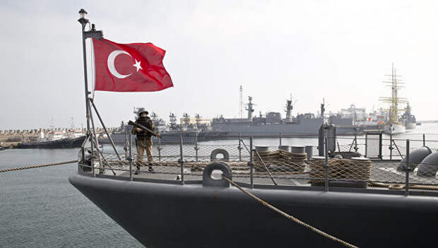 Турецкий военный на борту фрегата Turgutreis. Архивное фото