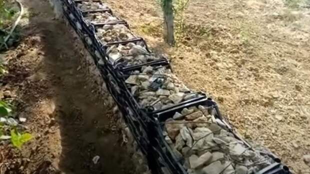 Декоративный заборчик из пластиковых ящиков и камней
