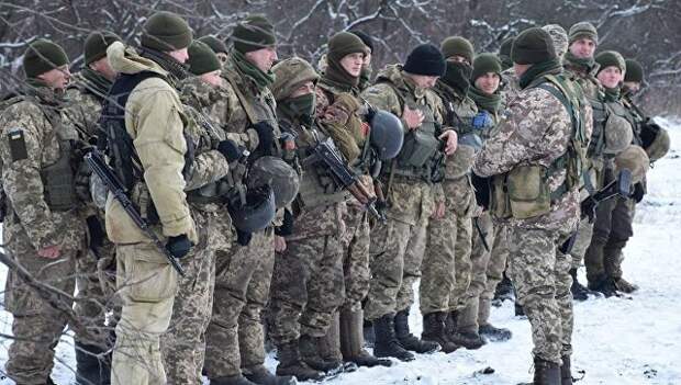 Военнослужащие вооруженных сил Украины на линии разграничения в Донбассе. Архивное фото Военнослужащие вооруженных сил Украины на линии разграничения в Донбассе. Архивное фото