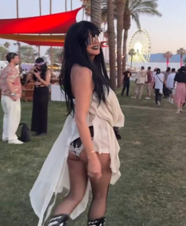 Модель Хайди Клум появилась на публике в трусах и сетчатых колготках