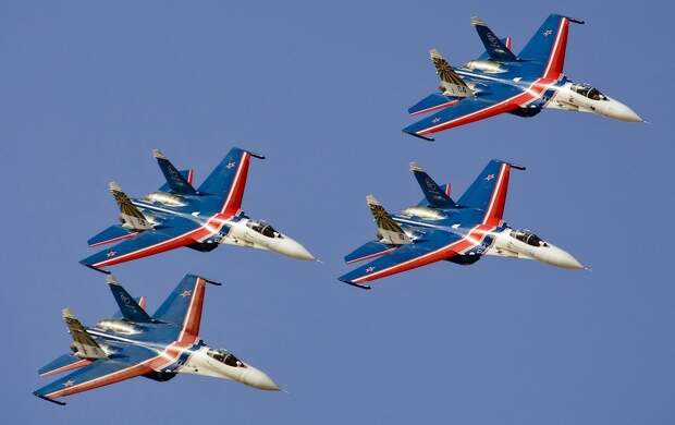 «Это Путин летит !? Русские великолепны!» — иностранцы поражены манёвром звена истребителей