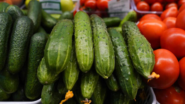 Цены на огурцы и помидоры снизились у производителей и выросли у ретейла