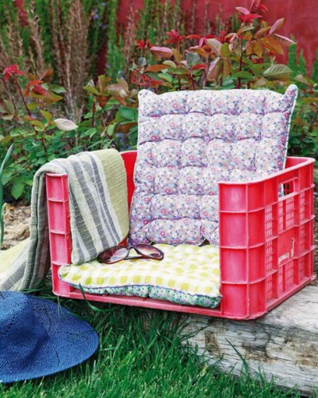 Кресло из старого пластмассового ящика, которое можно использовать для украшения веранды или беседки. 