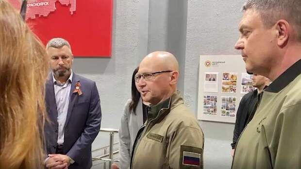 Кириенко посетил школу в Свердловске ЛНР и пообщался с местными жителями