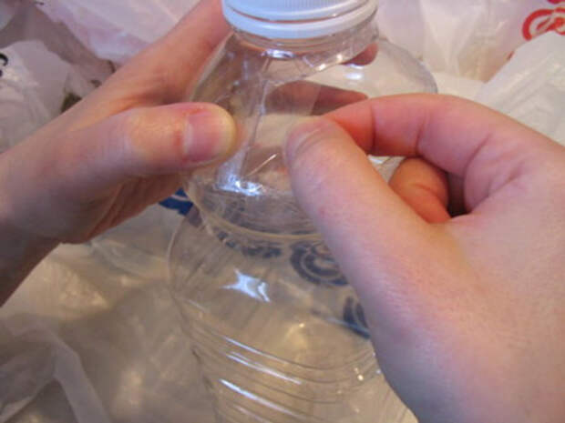 хранитель для пакетов из пластиковой бутылки