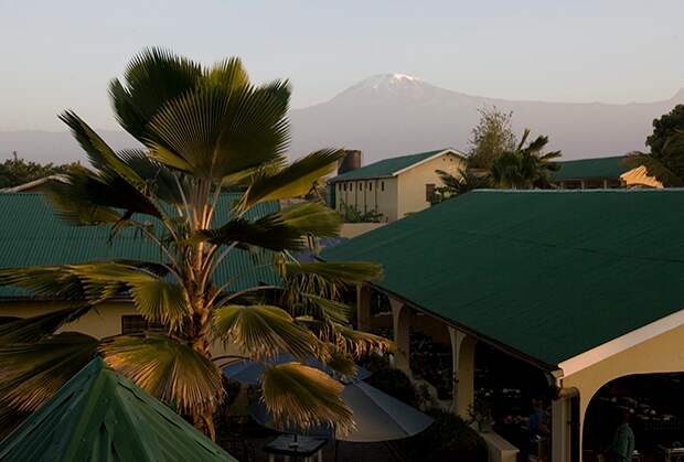 Город Моши, в который прибывают все покорители Килиманджаро, поднимающиеся на гору со стороны Танзании