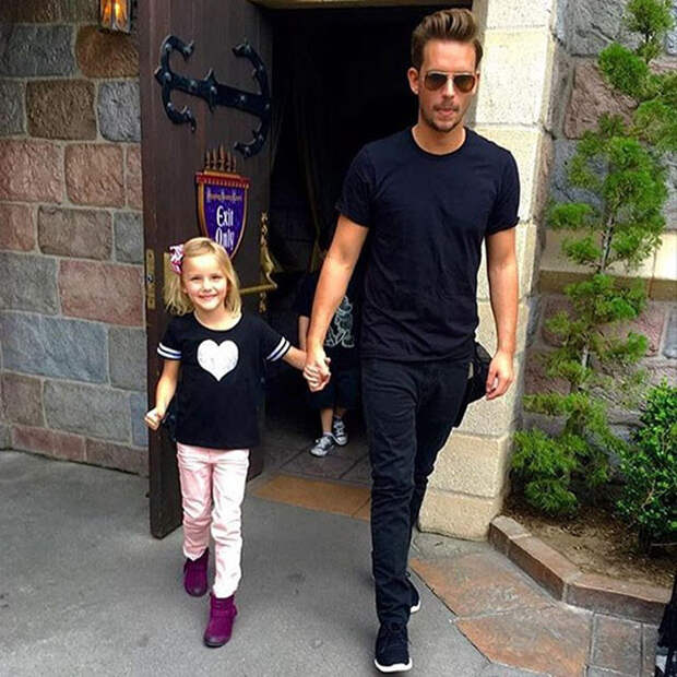Папы и дети в Диснейленде.  Instagram: dilfs_of_disneyland.